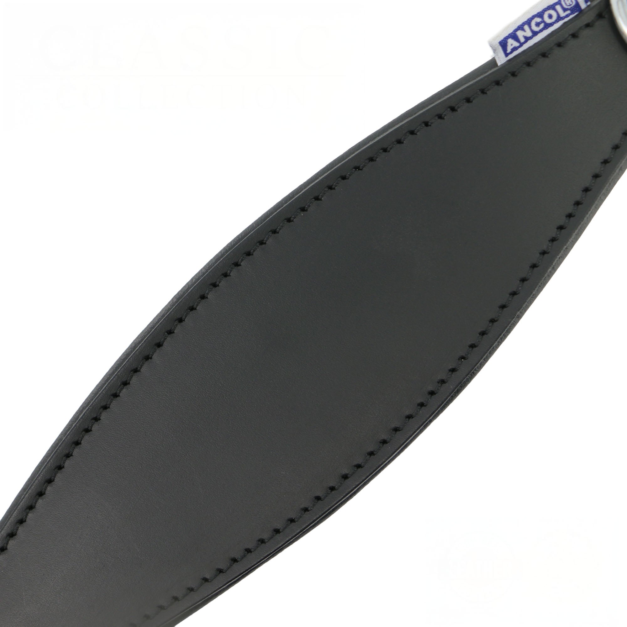 Detail of the wide padded front section of the black Heritage hound collar